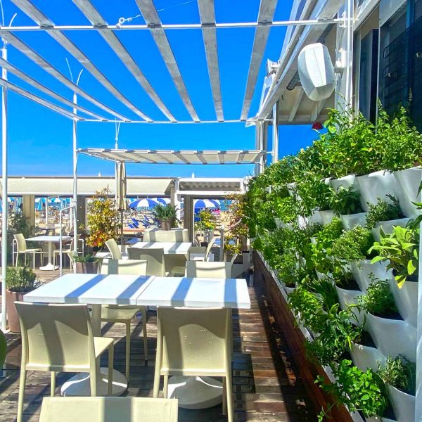 verde verticale installato in una spiaggia a Senigallia